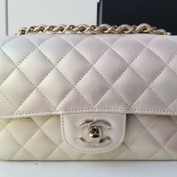 Authentic new Chanel mini single flap bag seashell irridescent 2020 lambskin - Picture 2 of 14